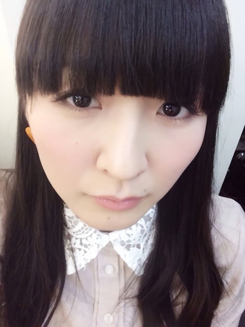 kashiyut1223's tweet photo. ゆかちゃんを見た瞬間、ぐわぁぁぁぁぁってなって心が掴まれた！！！！！
ちょっと儚げな表情をしていて、上目遣いなのがやばすぎる！！めっちゃ可愛い！！
こんな見つめられ方をされたら、もっと狂ってしまうよ…
そして、自分の大好きな唇の上のほくろが見えている！！！
それだけで最高！！好き！！ https://t.co/zW6YHi7BAP