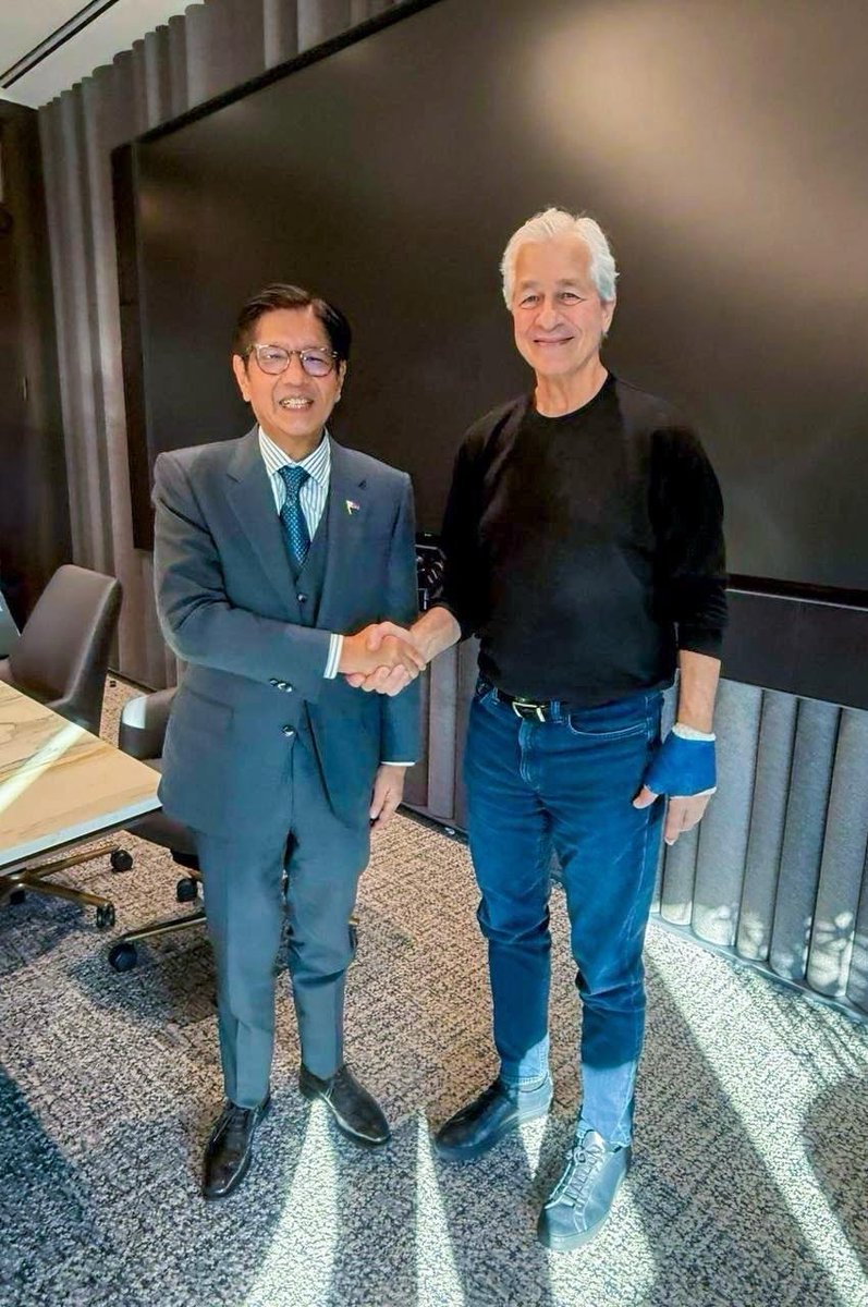 jcpunongbrgy's tweet photo. Imagine si Inday Sara tatanga tanga sa ENGLISH tapos haharap sa mga investors, like Chairman and CEO ng JP Morgan. Si PBBM confident dahil nasa dugo nila matatalino. Pero tong mga Duterte jusmio.. Lahi ng mga BOBO. https://t.co/lDLQRHd5Xr