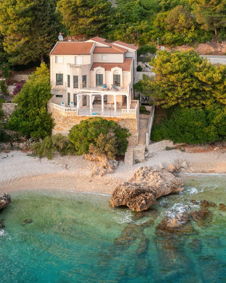 LordMasterIvan's tweet photo. Why would you live in Dubai when you can live on the coast of Croatia? https://t.co/0VLhKqurSJ