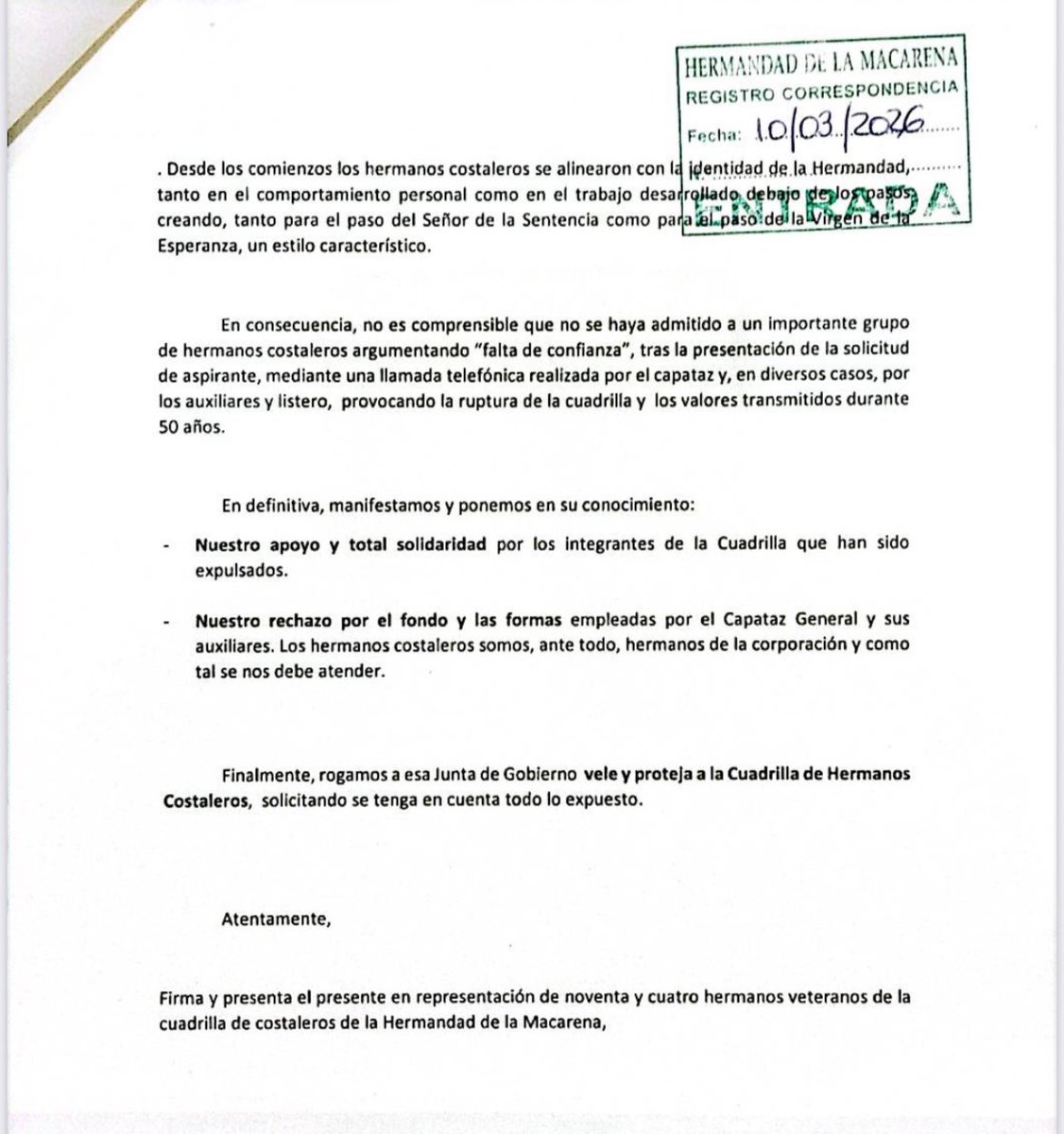 PasionDiario's tweet photo. #Sevilla | 🟠 Casi un centenar (94 exactamente) de antiguos costaleros veteranos de la hermandad de la Macarena (entre los que hay hermanos fundadores de la primera cuadrilla de hermanos costaleros) han presentado este martes un escrito en la hermandad a la atención de la junta de gobierno y el hermano mayor, en apoyo y solidaridad a los costaleros expulsados, rechazando las medidas adoptadas y las formas empleadas con ellos, y solicitando velar por por la cuadrilla de Hermanos Costaleros de la Hermandad de la Macarena. 

📞 Cabe recordar que tras el reciente nombramiento de Antonio Santiago como capataz general de la Hermandad de la Macarena, éste y su equipo de auxiliares contactaron con un gran número de costaleros para comunicarles vía telefónica que no seguirían siendo costaleros por “falta de confianza”. 

#SSantaSevilla26 #SSanta2026 #Cuaresma #Macarena #Madrugá