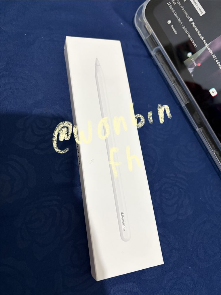 wonbinfh's tweet photo. Haloo, aku mau wts apple pencil pro baru banget diunbox tadi sore 1,8jt aja dom malang. Pengiriman pake shopee, alasan dijual karena salah co 😭😭 pls dibeli 🫰🏻 https://t.co/LGDiQi5d44