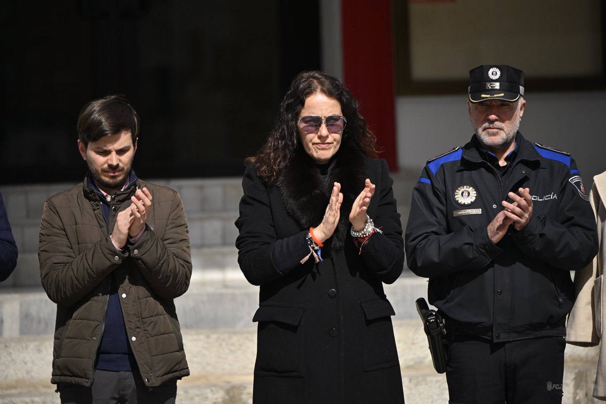PPSanse's tweet photo. ⚫️ El Gobierno municipal ha participado hoy en el minuto de silencio en memoria de las víctimas del #11M y del terrorismo en general.

Esta tarde, a las 18h, tendrá lugar el tradicional homenaje en la glorieta que lleva su nombre.

Os esperamos a todos. https://t.co/Nbwo51X5zq