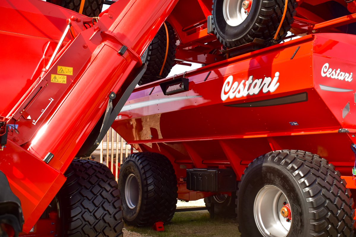 Expoagrocom's tweet image. @CestariTolvas, Auspiciante en el rubro Tolva  de Expoagro 2026, participa en la muestra mostrando su tecnología en tolvas autodescargables y reafirmando su trayectoria industrial acompañando al productor en cada campaña. 

📍 Stand 300

#Expoagro2026 #Cestari #IndustriaNacional