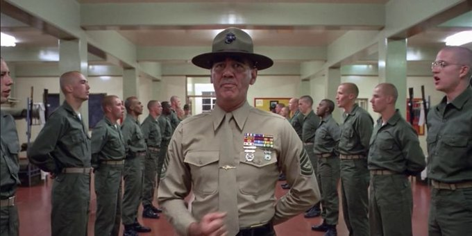 “Soy el sargento de artillería Hartman, vuestro instructorjefe. A partir de ahora únicamente hablareis cuando se os hable; y la primera y la última palabra que saldrá de vuestros sucios picos será señor.”  

🎬La chaqueta metálica (Stanley Kubrick, 1987)