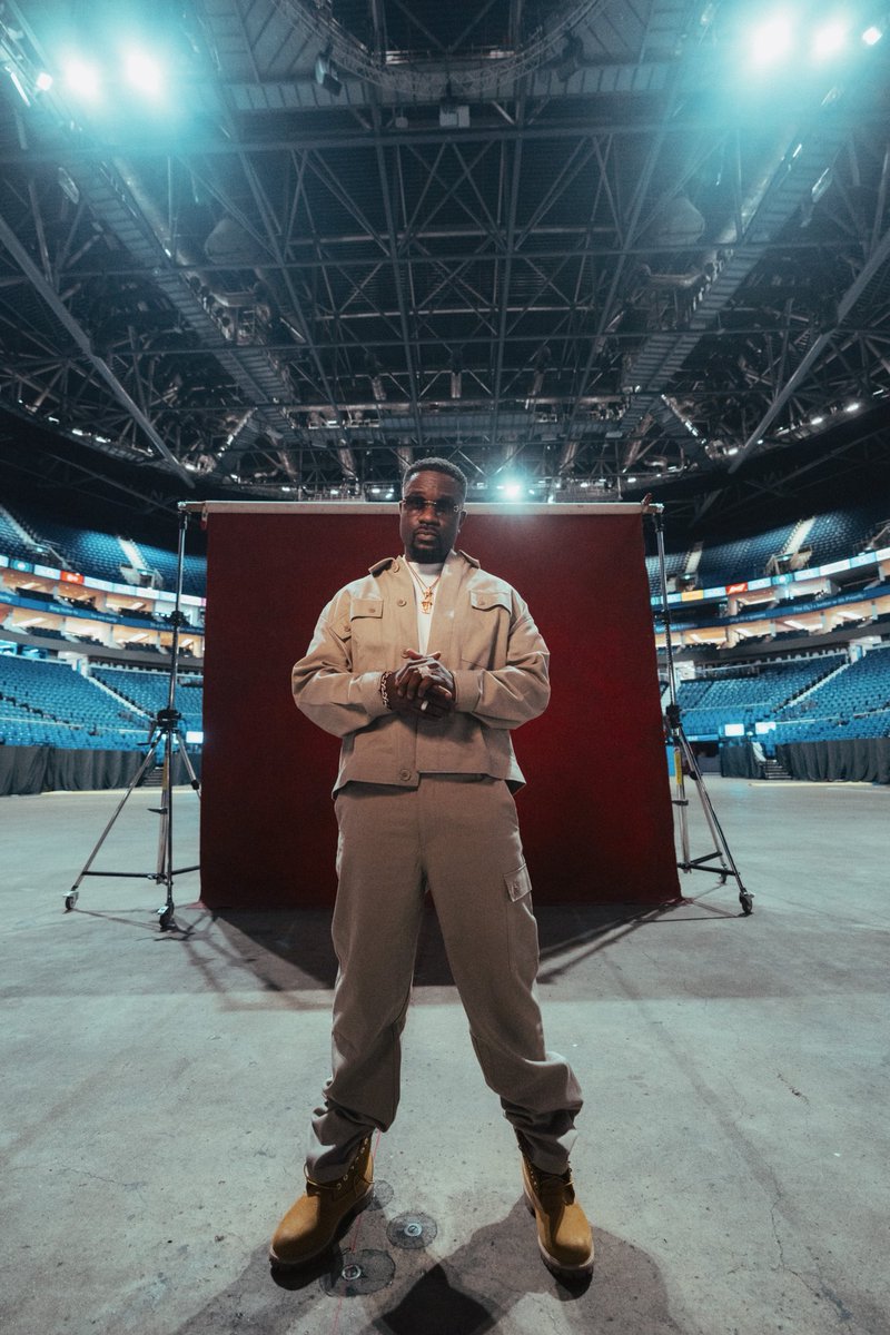 yocharleyoff's tweet photo. From Tema to the world, the rap king continues to carry Ghanaian hip-hop on the global stage with confidence, style, and unmatched lyrical power. 

Every performance is a reminder why he remains one of Africa’s most respected rap icons. 🎤

#Sarkodie #GhanaMusic #AfricanRap #Rapperholic
@sarkodie
