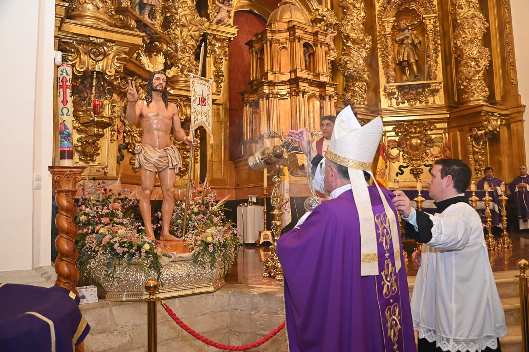 DiocesisGetafe's tweet image. 📸 @ObispoGines ha bendecido la imagen del nuevo Cristo resucitado de la Hermandad de la Santa Pasión de la parroquia de San Esteban Protomártir de #Fuenlabrada.