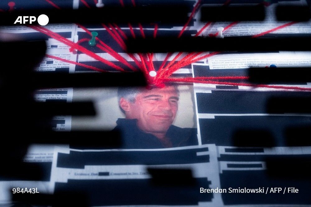 AFP's tweet image. 🇵🇱 Polish prosecutors say they are investigating human trafficking tied to Jeffrey Epstein they suspect took place in the country. 
➡️ u.afp.com/SLo9