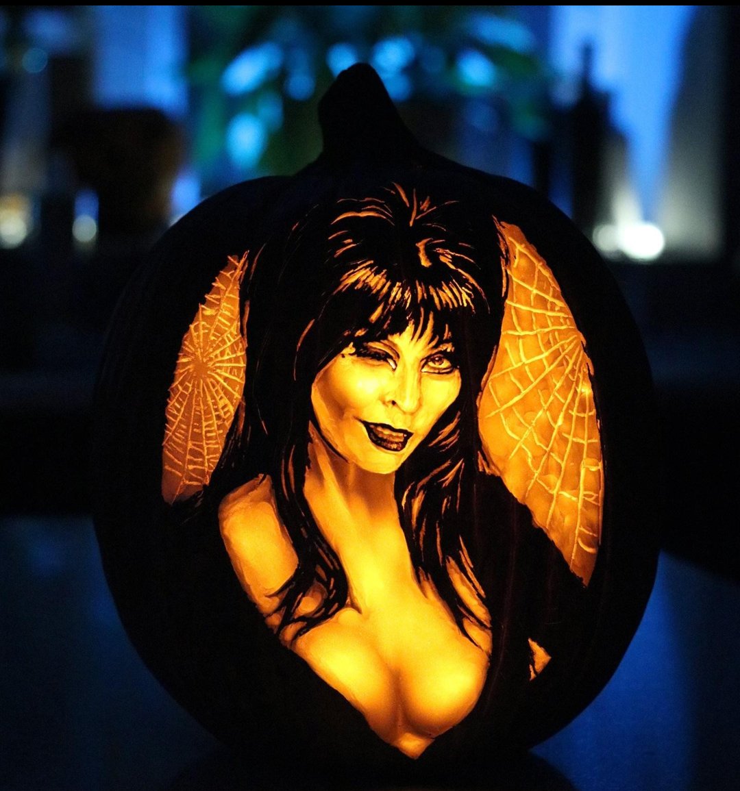 ScaryAllYear's tweet image. Wickedly talented pumpkin carving of the one and only Mistress of the Dark, Elvira! That wink is pure Halloween magic. What a glowing tribute! 🎃✨ #Elvira #MistressofTheDark #PumpkinCarving #HalloweenArt #SpookySeason