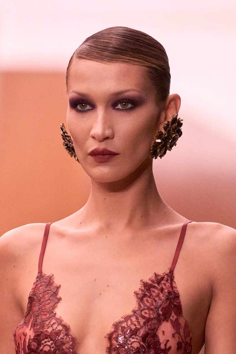 vogueturkiye's tweet image. Güzellik trendlerinin yepyeni güncellemeler aldığı son günlerde Paris Moda Haftası ile birlikte #grunge bakışların dönüşü tescillendi. Daha koyu, daha dağınık, adeta akşamdan sabaha devam eden makyajların popülerliği sadece önümüzdeki günleri deği,l önümüzdeki kışı bile domine