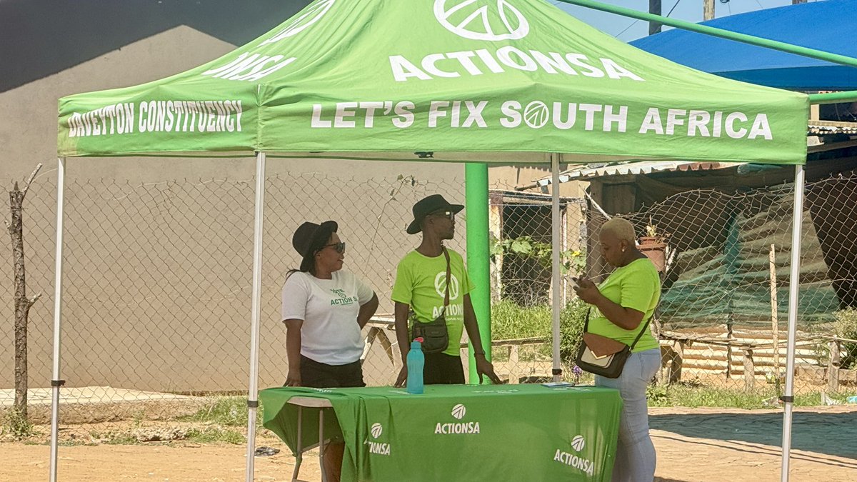 ActionSA_EkuReg's tweet photo. Join us for the Fix Ekurhuleni Community Engagement session with our mayoral candidate, @XolaniKhumalo_, as we connect with residents in Ward 26, Etwatwa. 

Our team is at Barcelona, engaging with the community and discussing ways to improve Ekurhuleni. 

#LetsFixEkurhuleni https://t.co/f6rv7bueWG
