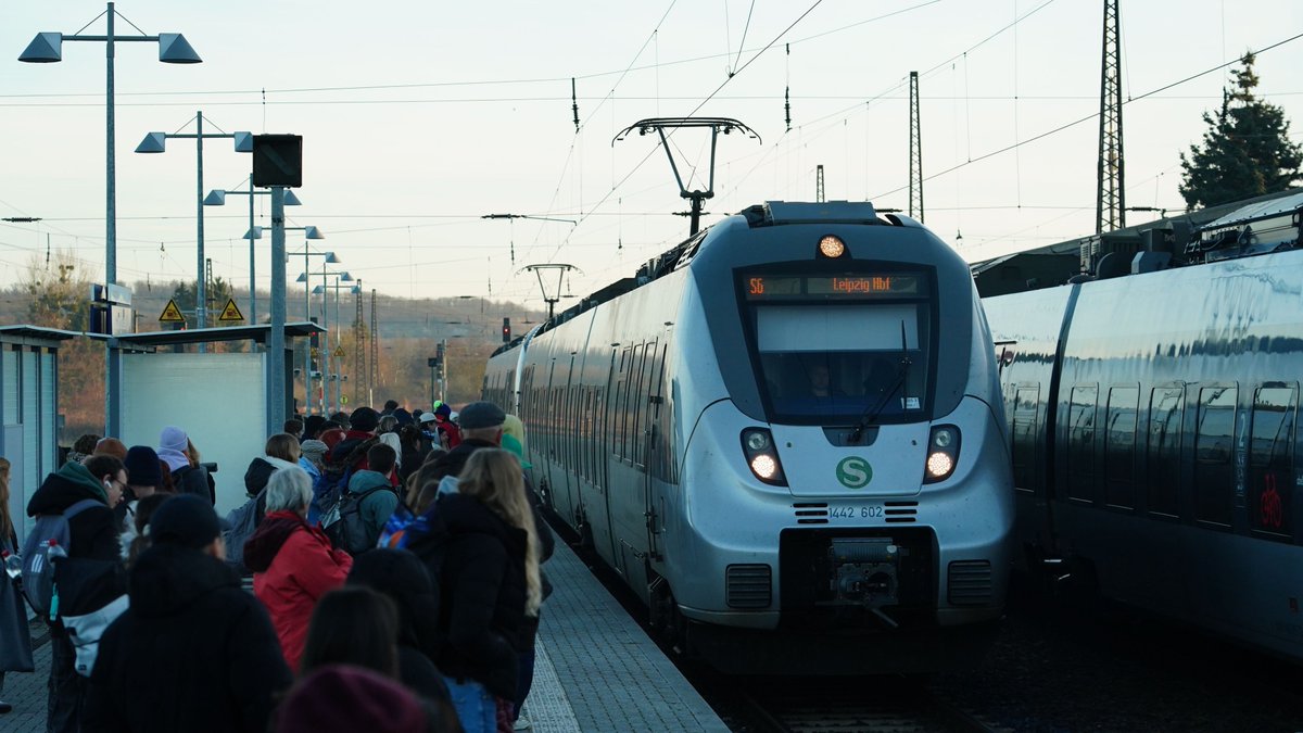 mz_weissenfels's tweet photo. Nach vielen Fahrgastbeschwerden: Ab Juli in Naumburg leichterer Umstieg zwischen RB 20 und S 6 - bis dahin weitere Einschränkungen im Zugverkehr https://t.co/xAF8JMdUPm https://t.co/3BZscZXGxw