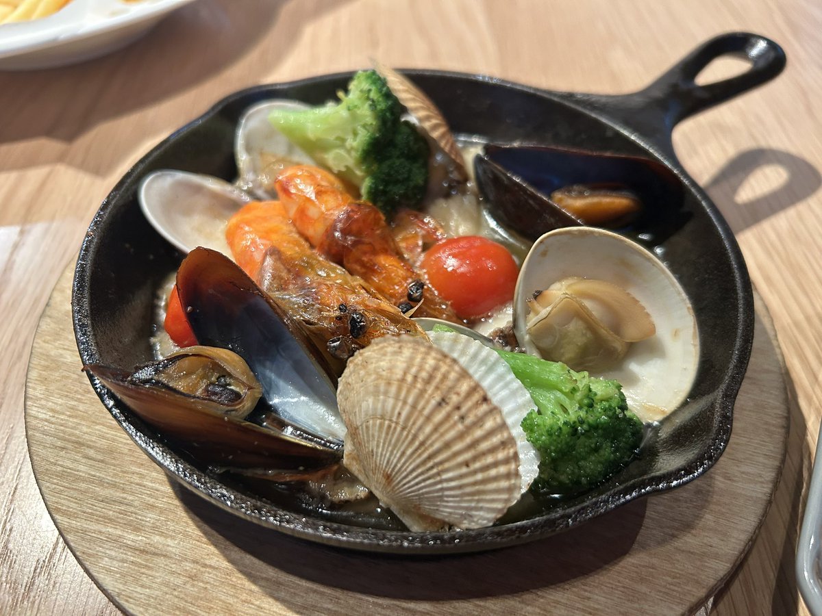 suinon24's tweet photo. ロメインレタスのシーザーサラダとアヒージョが美味い😋
健康的なにもろみ酢のモヒートと
#ryubo
#ryubofoodhall https://t.co/HsbNeEp52c