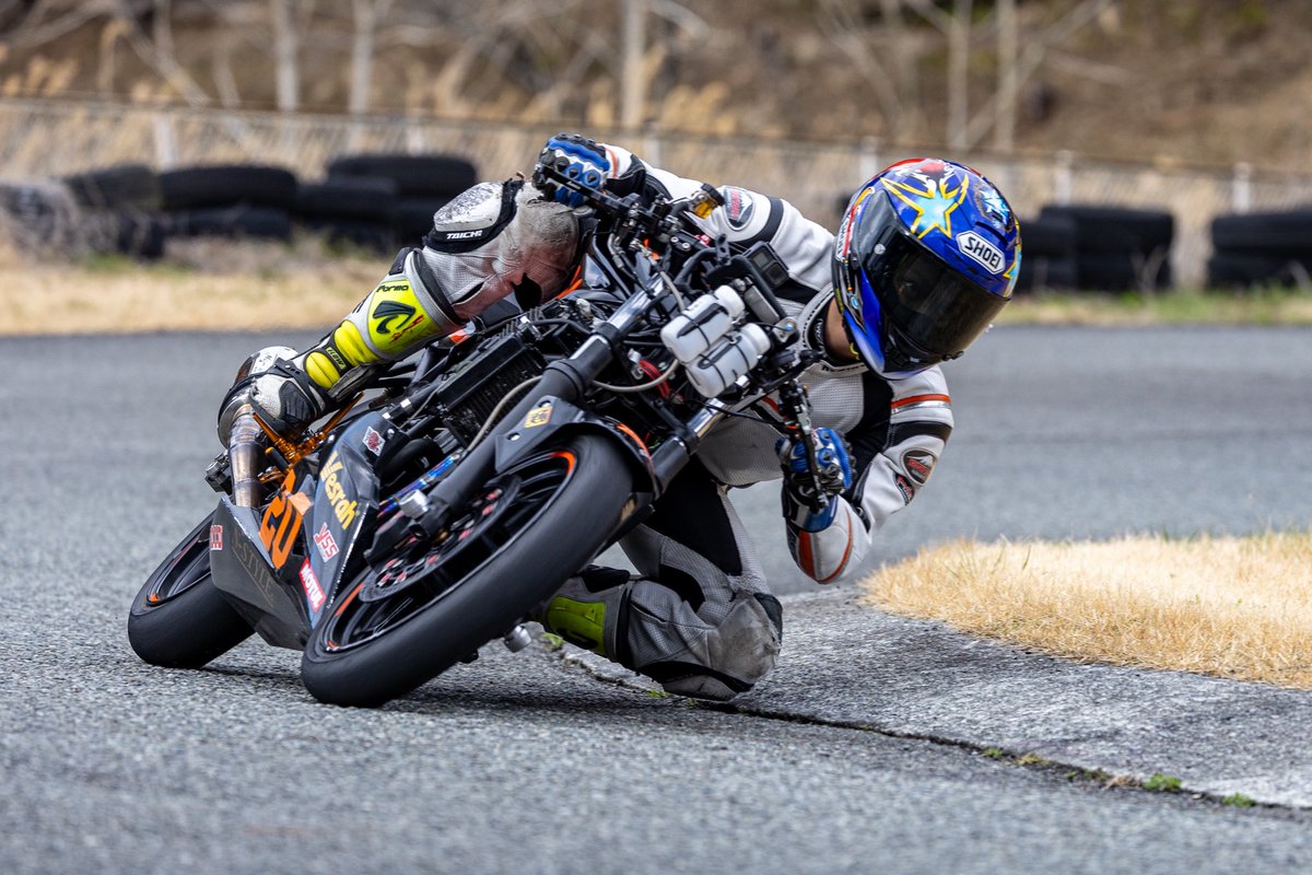 yzfr68's tweet photo. みんなでドリーム！
カウルとフロントスタンド干渉するから今回もカウルなし！
カウルないのダサいから俺もカウルつけて走りたい
バトルのスタンドか、純正カウル誰か譲ってください https://t.co/z2LdZvoItv