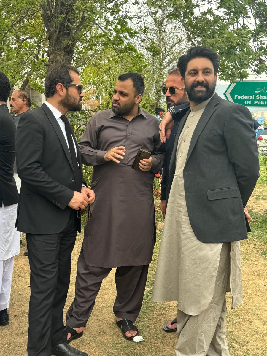 EngrAshtam123's tweet photo. اسلام آباد ہائیکورٹ میں عمران خان کی پیشی کے موقع پر سجاد مومند فتح اللہ برکی دیگر وزراء، ایم پی ایز، ایم این ایز اور پارٹی رہنماؤں کے ہمراہ موجود۔
@SajjadMomand @fatii_burki https://t.co/WxDBdn8Wra