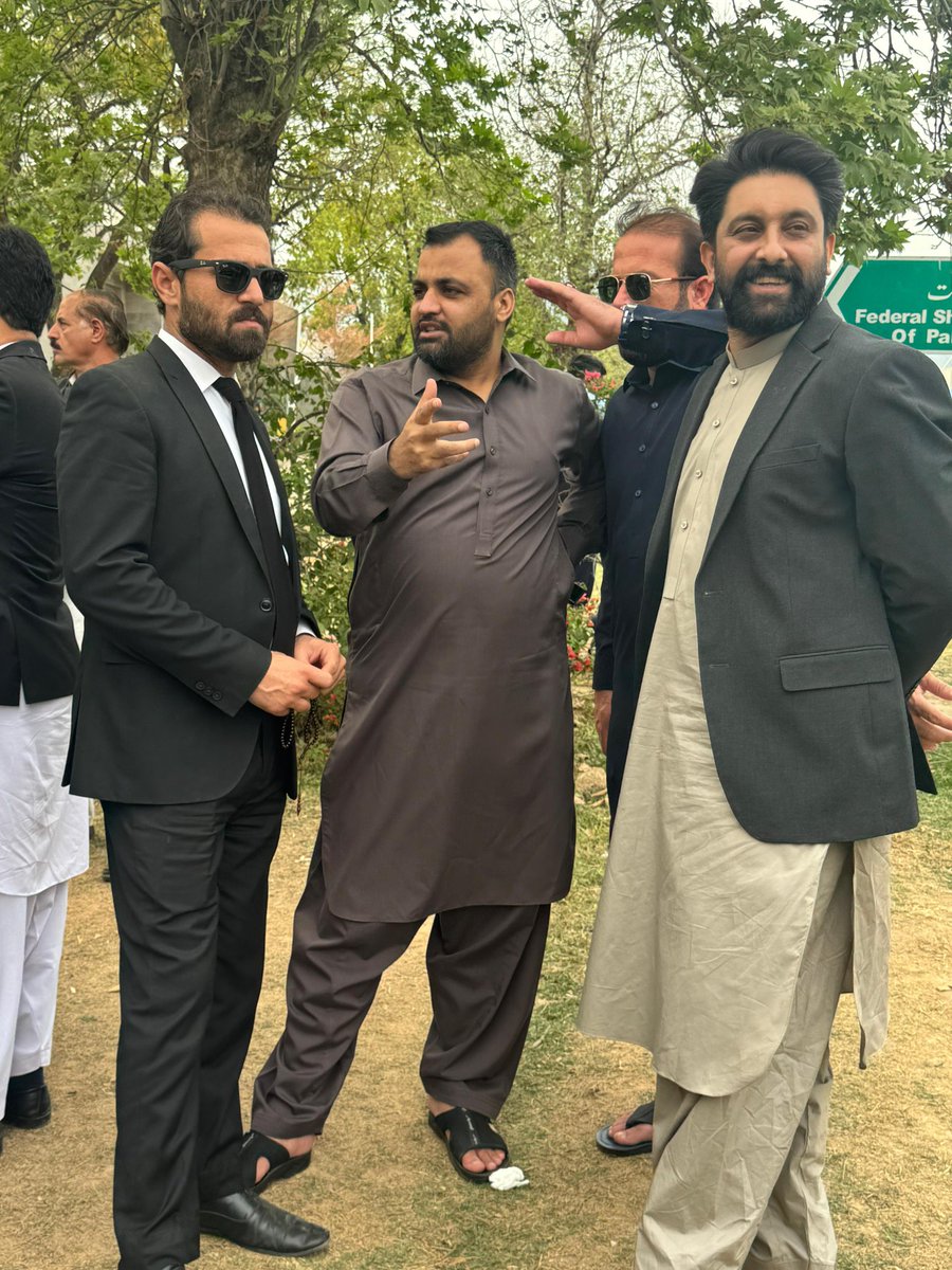 EngrAshtam123's tweet photo. اسلام آباد ہائیکورٹ میں عمران خان کی پیشی کے موقع پر سجاد مومند فتح اللہ برکی دیگر وزراء، ایم پی ایز، ایم این ایز اور پارٹی رہنماؤں کے ہمراہ موجود۔
@SajjadMomand @fatii_burki https://t.co/WxDBdn8Wra