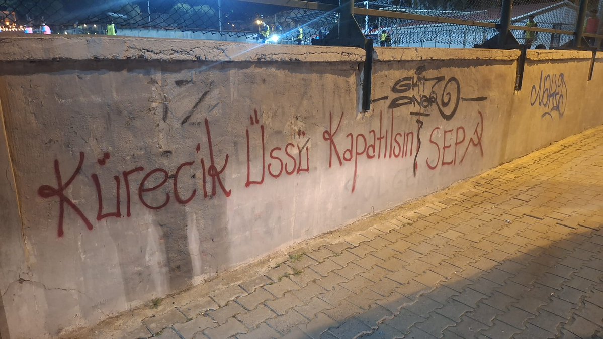 #İzmir 
Emperyalist barbarlığa ve işbirlikçi iktidarlara karşı sosyalist alternatifi inşa edelim. Örgütlü mücadele geleceğimizi kazanmak için bir tercih değil bir zorunluluktur. 
Ya Barbarlık Ya Sosyalizm!
#İran
#NehirdenDenizeÖzgürFilistin