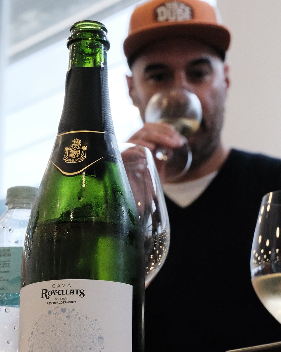 Rovellats's tweet photo. 🥂✨ Música, bon ambient i cava al @vermutlluciaferrer de @flaixbacoficial 

El Vermut de Llucià Ferrer és d’aquells moments que es viuen amb un somriure, bona companyia… i una copa a la mà. https://t.co/gva48j7szI