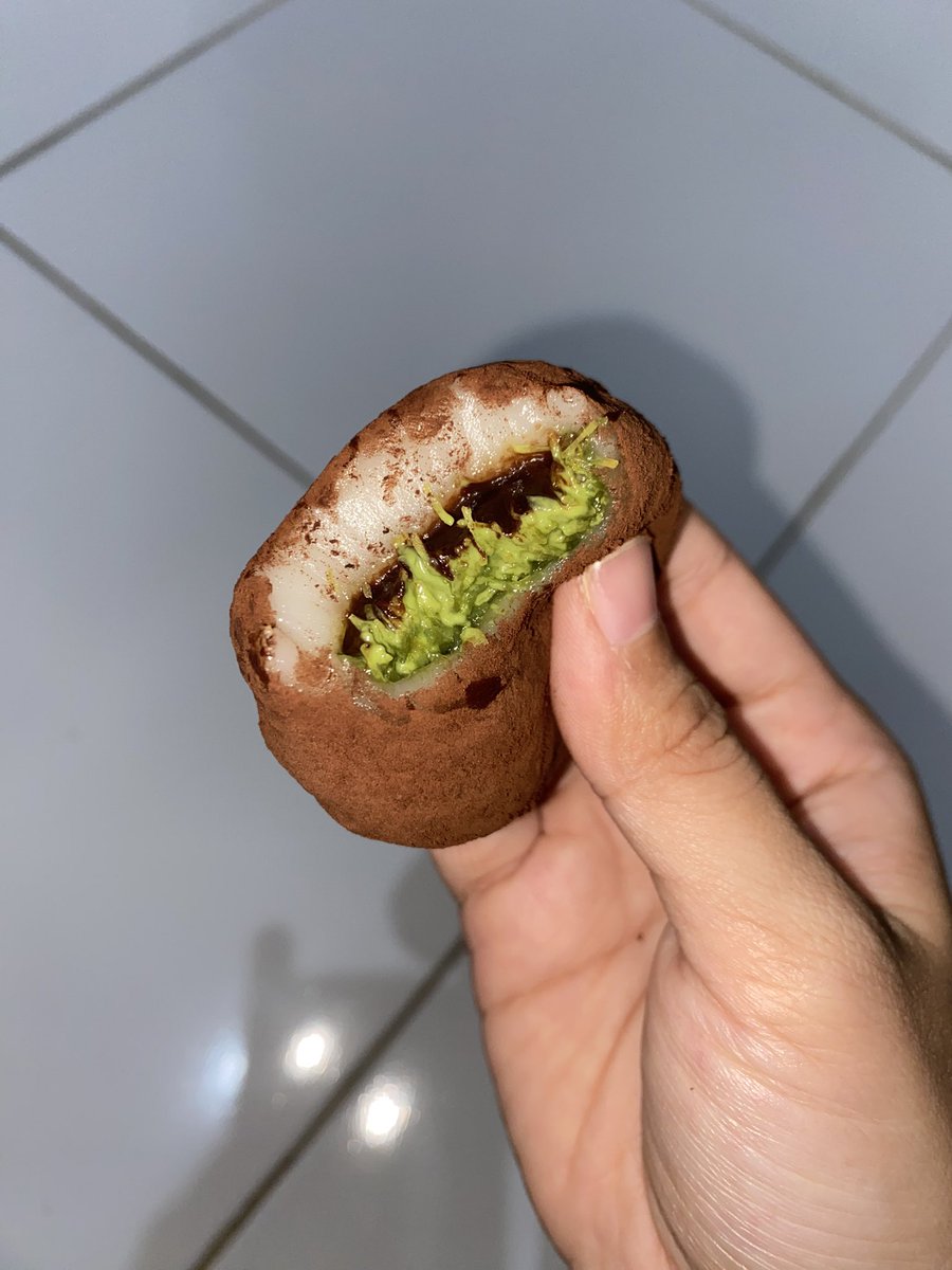 BUSET kulit mochi choco dubai nya aeon tebal bgt?!? isiannya seupil 😭🙏 

tapi enak sih, beneran pake kataifi bukan mie krispi wkwk  harganya 24rb