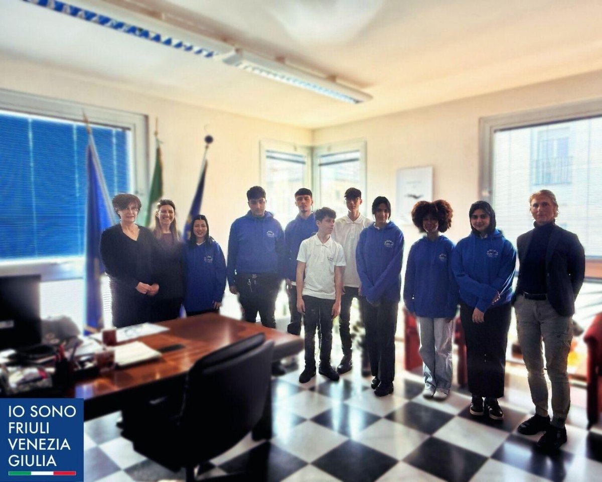 CIOFSFPFVG's tweet photo. 🎙️ Le allieve e gli allievi del CIOFS Trieste intervistano l’Assessore Alessia Rosolen per il progetto "Tracce di Donne". 🌸

Un dialogo tra passato e presente sul ruolo femminile a Trieste, finanziato dalla Regione FVG. 🏛️👩‍💼

#TracceDiDonne #FVG #Trieste #ParitàDiGenere https://t.co/7rHmzUxSCO