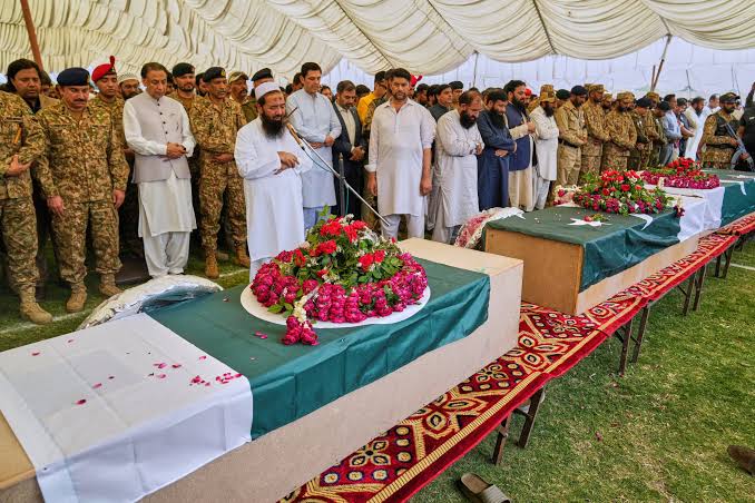 cat /etc/shadow tweet media