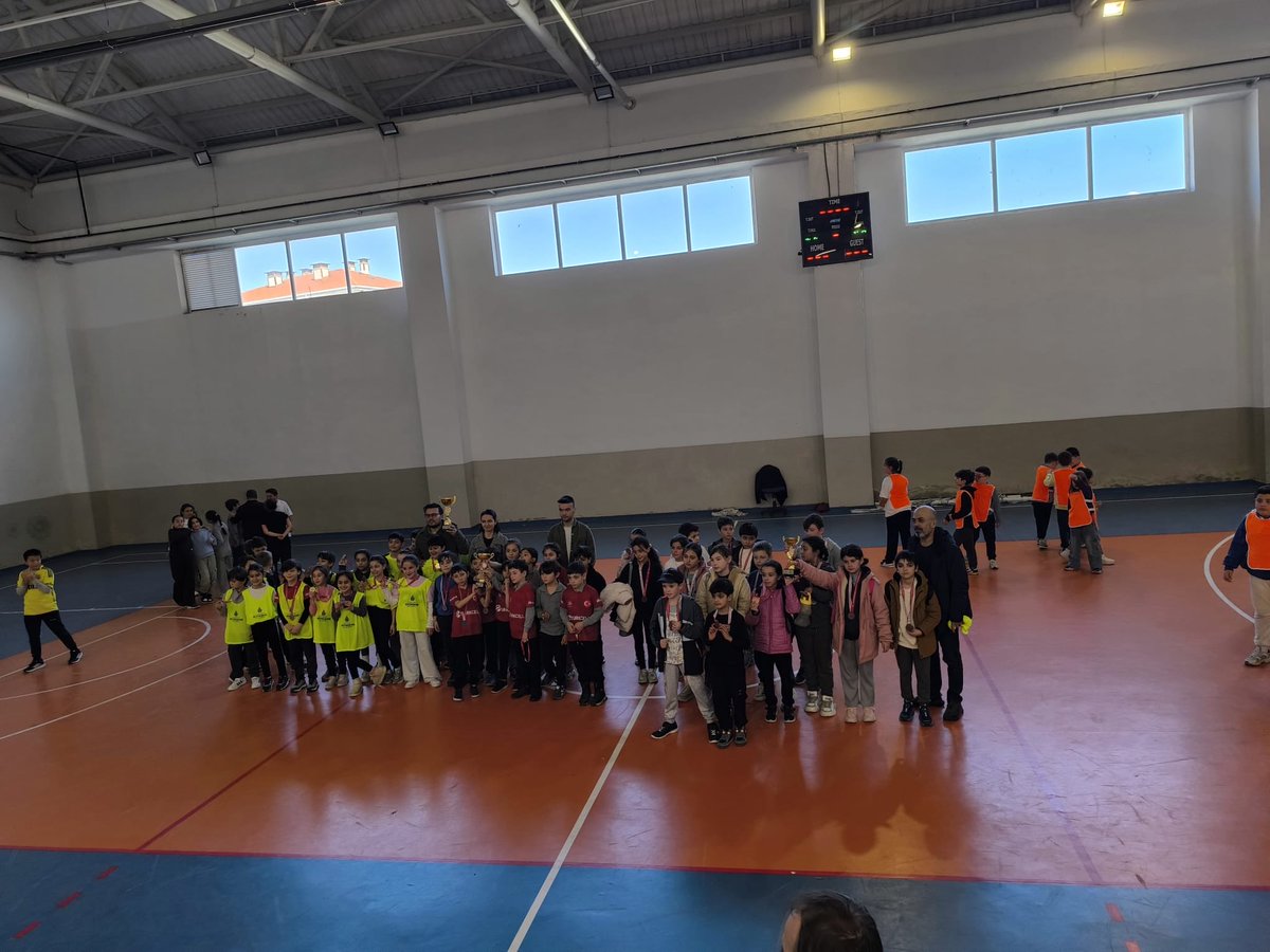 FerhatpasaI's tweet photo. Okulumuz 4. sınıf öğrencileri, Geleneksel Çocuk Oyunları kapsamında düzenlenen Yakan Top Yarışması’nda gösterdikleri azim ve başarılı performansla ilçe üçüncüsü olmuştur. 🥉

Öğrencilerimizi tebrik ediyor, başarılarının devamını diliyoruz. 👏🌟 @catalca_mem https://t.co/r88gG2Yoyp