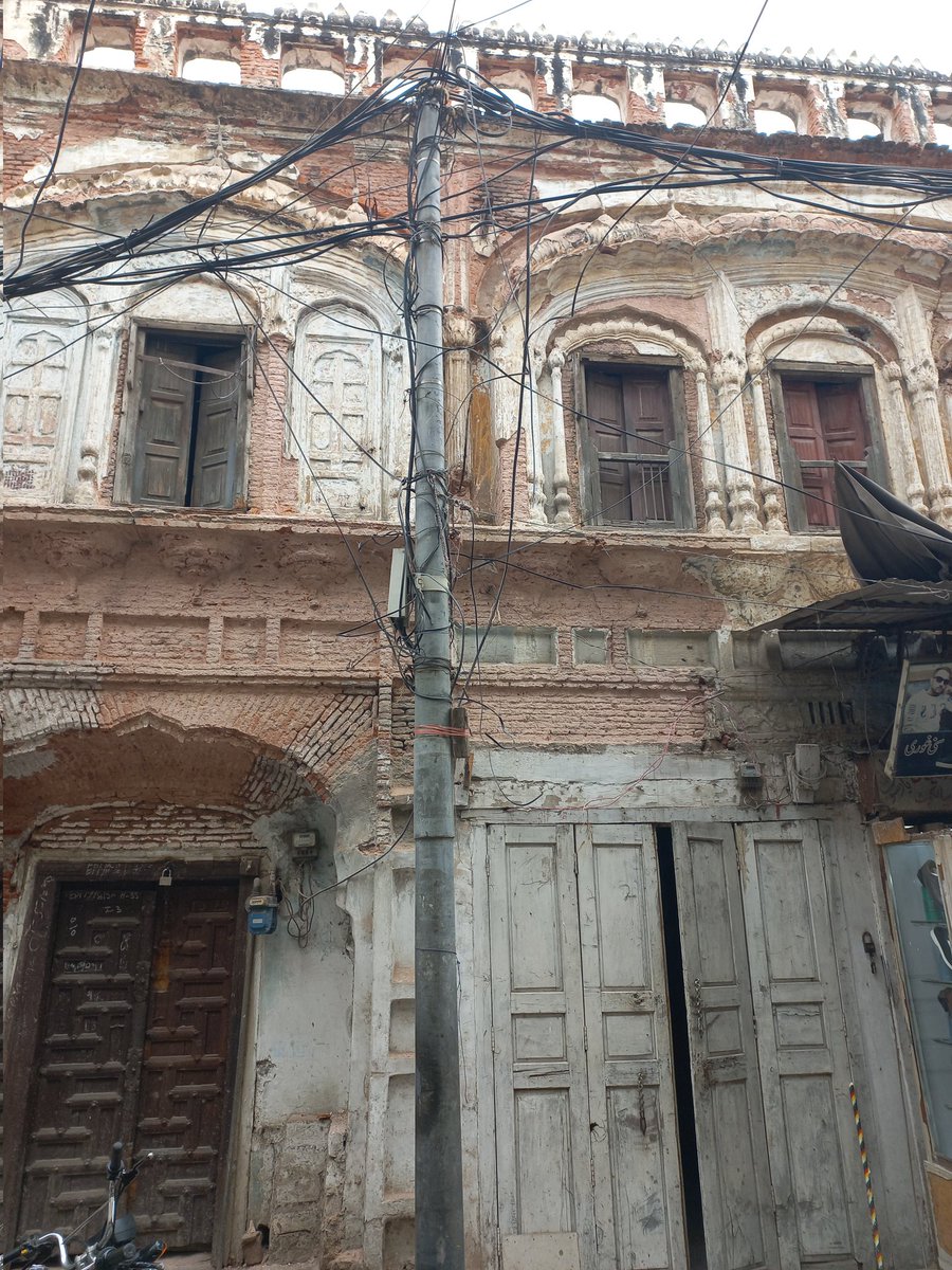 TahirAkhtarPPP's tweet image. As one roams the old quarters and narrow bylanes of Sialkot city, ancient structures and their crumbling ruins reveal themselves here and there. #Sialkot