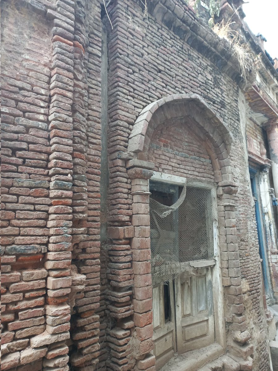 TahirAkhtarPPP's tweet image. As one roams the old quarters and narrow bylanes of Sialkot city, ancient structures and their crumbling ruins reveal themselves here and there. #Sialkot
