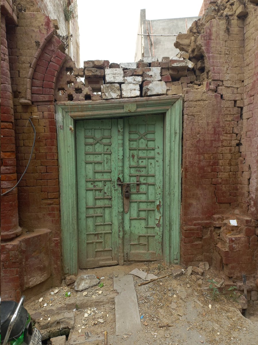 TahirAkhtarPPP's tweet image. As one roams the old quarters and narrow bylanes of Sialkot city, ancient structures and their crumbling ruins reveal themselves here and there. #Sialkot