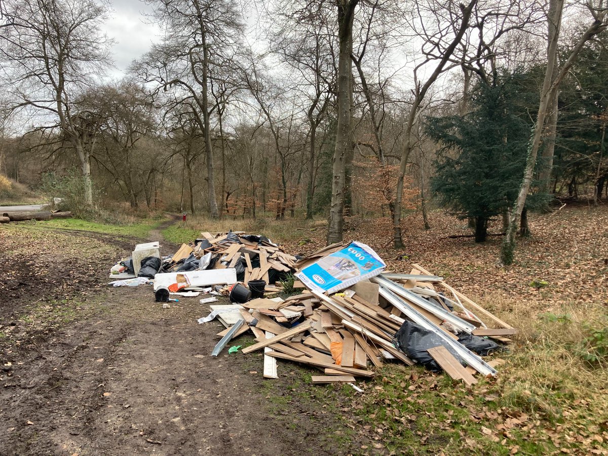 BucksFlyTipping's tweet image. #FlyTip at Lane End, High Wycombe. Two large piles of builder waste found, investigation underway. 

#DontPayCashforTrash