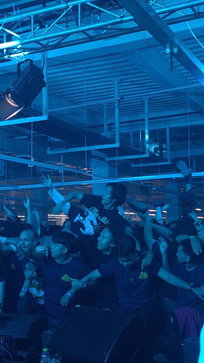 membalikgaristangan tweet media