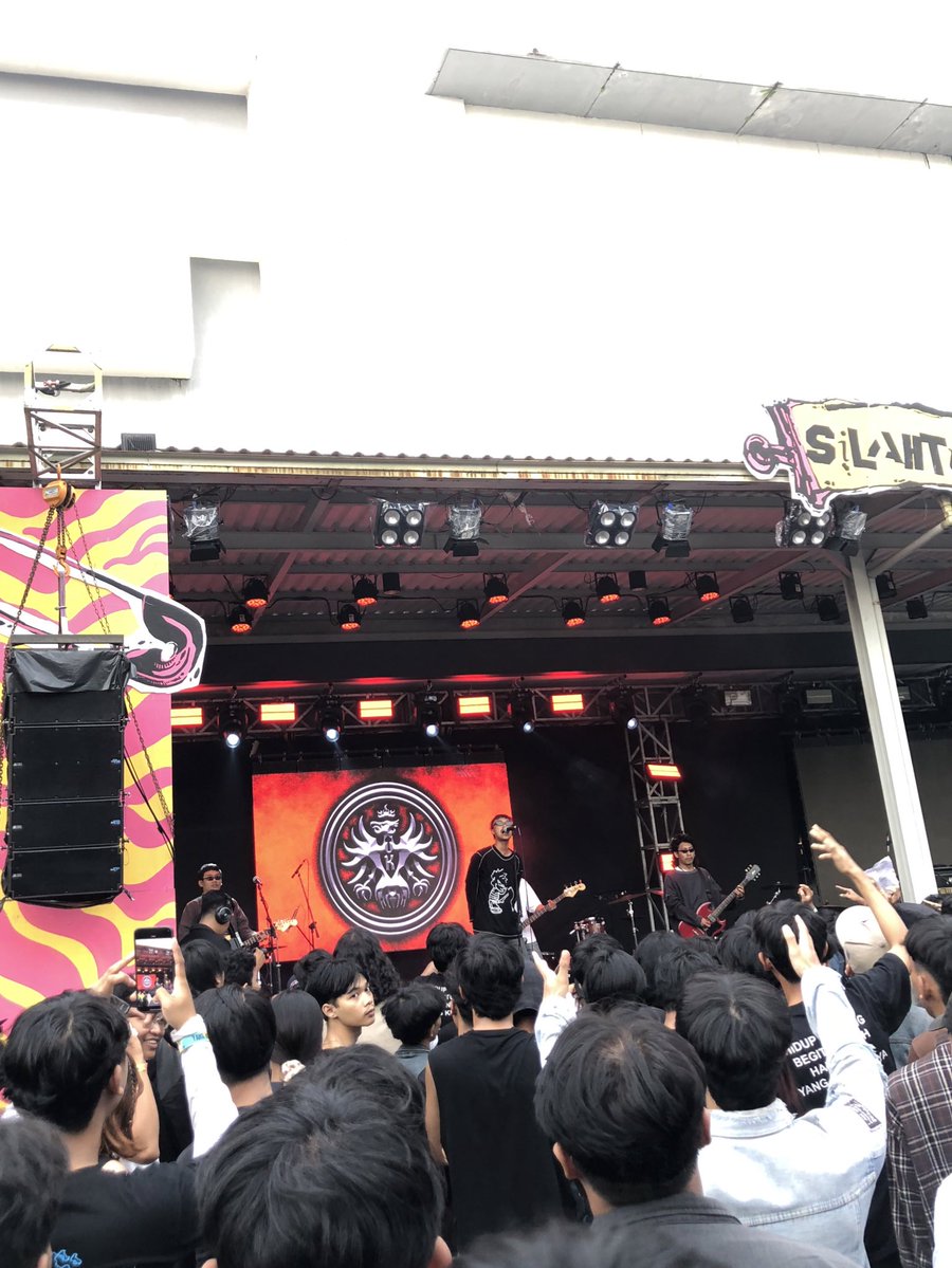 membalikgaristangan tweet media