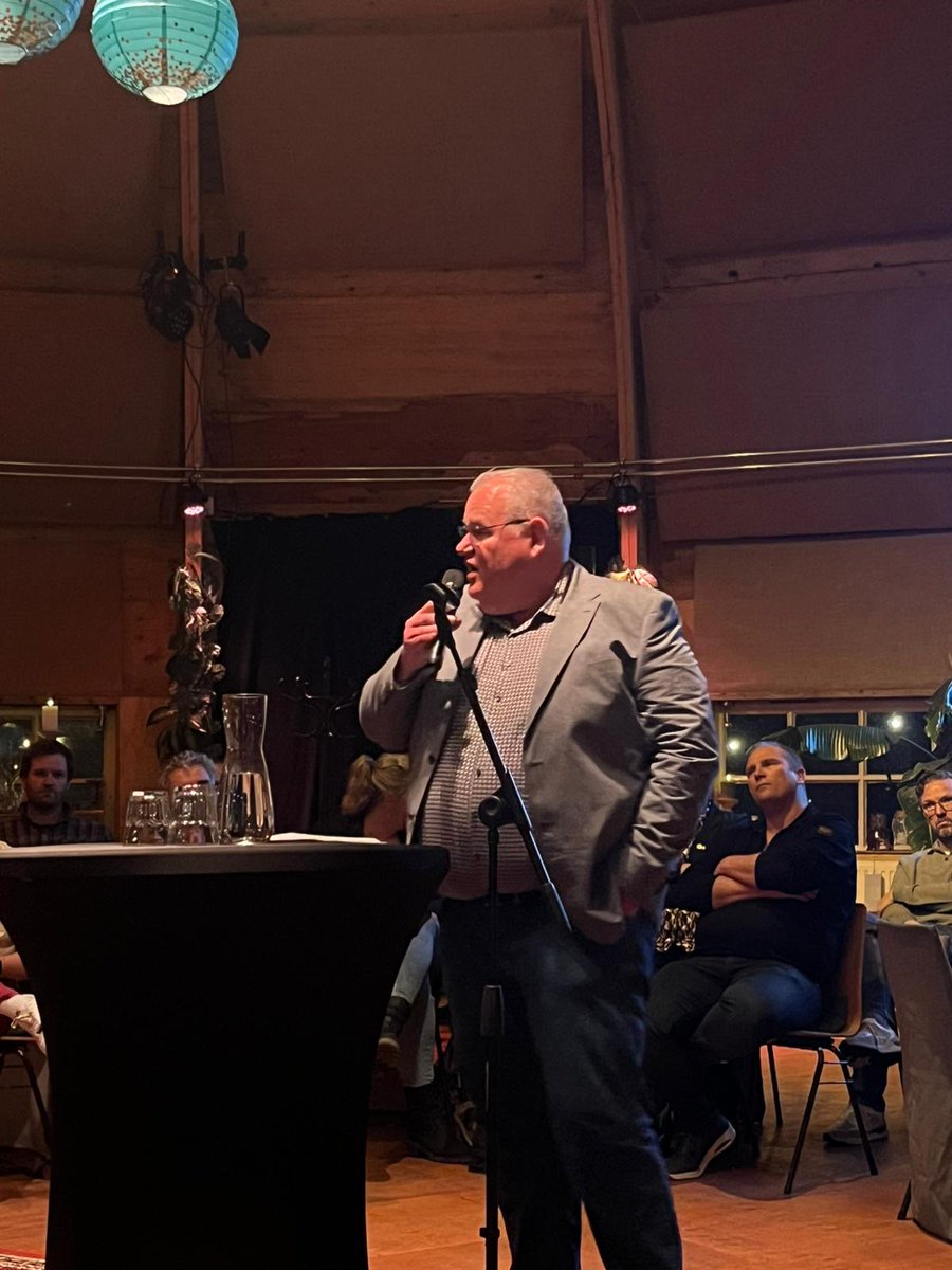 GertTerpstra's tweet photo. Gisteravond namens het CDA een pitch gehouden bij het ondernemersdebat in Achtkarspelen.

Ondernemers bedankt voor hun inzet voor economie en mienskip.

Signalen over dienstverlening, woningbouw en industriegrond nemen we mee naar de raad.

#Achtkarspelen #ondernemers https://t.co/BRrzZM9LSj