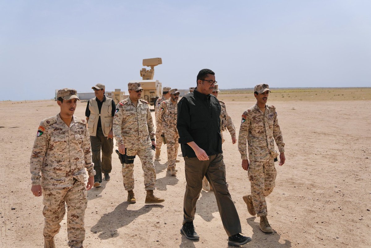 mobashernewss's tweet photo. وزير الدفاع الشيخ عبدالله العلي: 

تحقيق أقصى درجات اليقظة والجاهزية والإستعداد لحفظ أمن وسلامة البلاد.

- خلال زيارته التفقدية لعدد من المواقع الميدانية.

- https://t.co/9uciDrQy7p