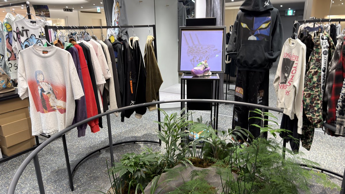 昨日、高島屋の違う階にたまたまエスカレーターで降りたら
#EVANGELION95 取り扱いある
セレクトショップ？
お、お値段しますね...
古着に興味無いのもあるけど、ソコソコのオシャレさんしか難しいそう😓
