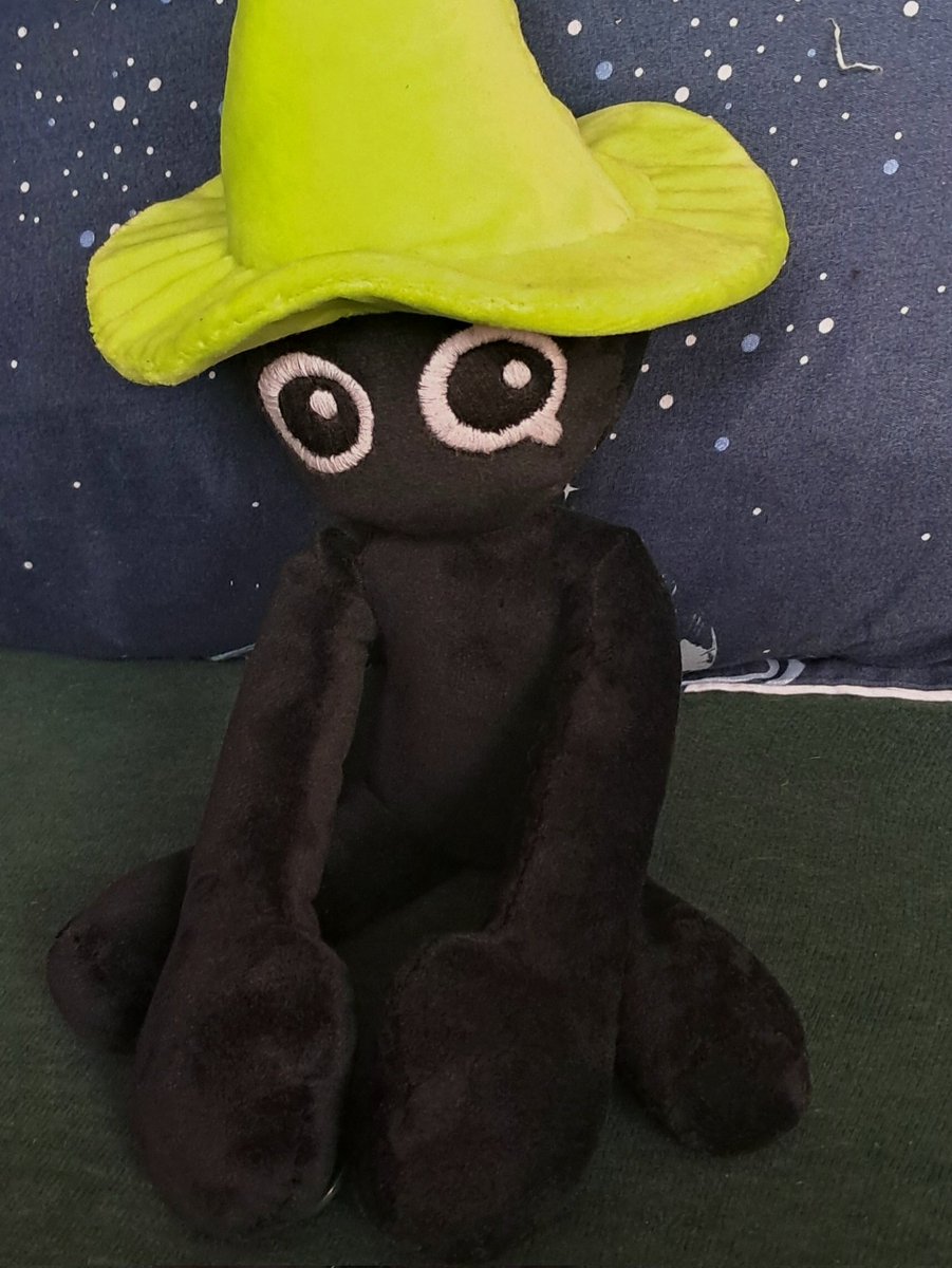 gubong146's tweet photo. I really hope this reaches the Inscryption fans cuz I made a little lonely wizard! 💚 (He can hug stuff.. What more could you want)
#Inscryption #Lonelywizard #sewing #plushie https://t.co/jpSmbsoVnl