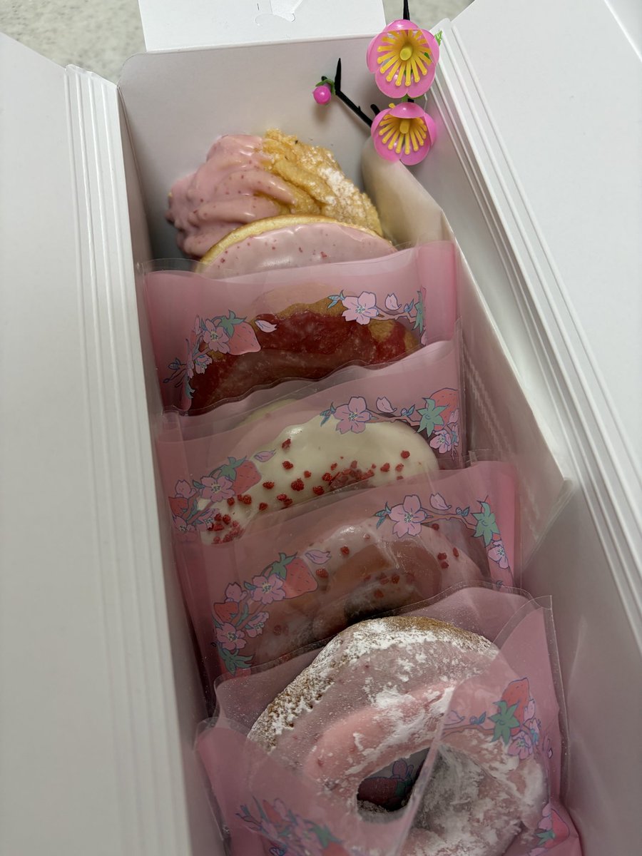 桜もちっとドーナツ🌸🍩
うまうますぎて全種+α買ってしまった。
明日の朝食🌸🍩☕️
桜🌸桜🌸桜🌸