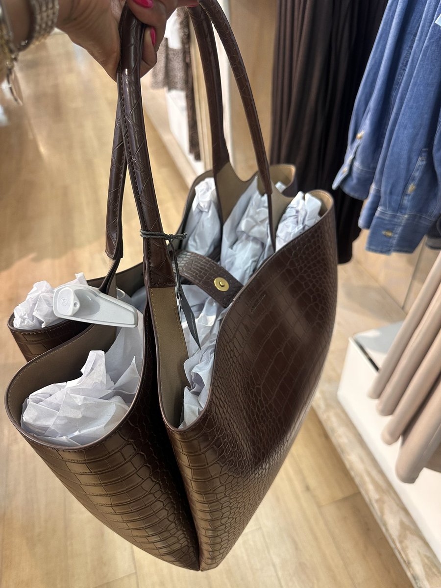 events_zoe's tweet photo. Last one again sold out, this tote sandton city ❤️🙏🏾 Country Road 💞🤌🏾 https://t.co/rYoTHHZr22