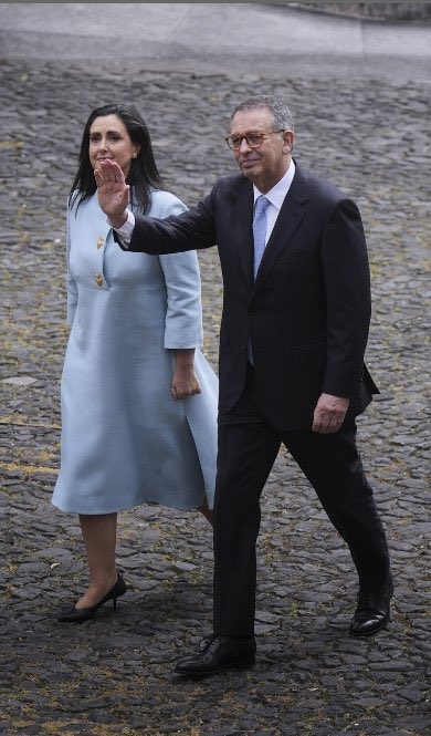 "Nunca pensei ter de escrever meia dúzia de linha a propósito da mulher do atual Presidente da República.

A senhora trabalha desde sempre na atividade para que se licenciou. Quer continuar a trabalhar e faz muito bem, conforme bem faria se decidisse o contrário. O que têm a ver
