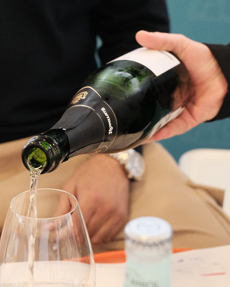 Rovellats's tweet photo. 🥂✨ Música, bon ambient i cava al @vermutlluciaferrer de @flaixbacoficial 

El Vermut de Llucià Ferrer és d’aquells moments que es viuen amb un somriure, bona companyia… i una copa a la mà. https://t.co/gva48j7szI