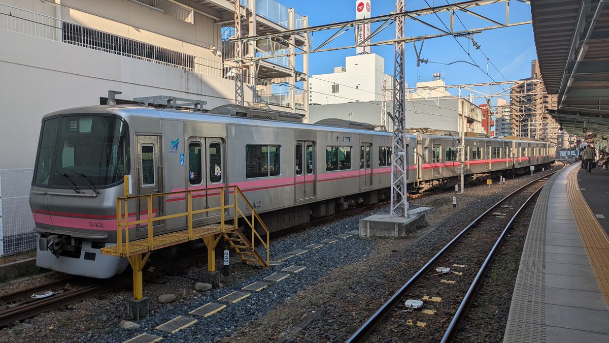 5423K's tweet photo. 名鉄岐阜駅各務原線ホームの電留線に珍しいお客様が来てましたね。 
小牧線・地下鉄上飯田線用の300系が来てましたね。
300系は名鉄初のステンレス車ですよね。
でも、何をしに各務原線に来たのでしょうかね❓
#鉄道 #名鉄 #各務原線 #名鉄岐阜駅 #300系 https://t.co/m437Xnh9J6
