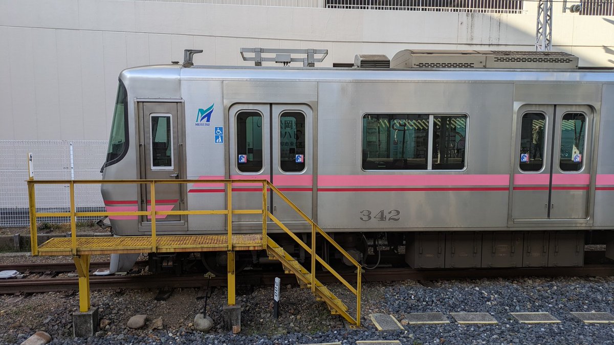 5423K's tweet photo. 名鉄岐阜駅各務原線ホームの電留線に珍しいお客様が来てましたね。 
小牧線・地下鉄上飯田線用の300系が来てましたね。
300系は名鉄初のステンレス車ですよね。
でも、何をしに各務原線に来たのでしょうかね❓
#鉄道 #名鉄 #各務原線 #名鉄岐阜駅 #300系 https://t.co/m437Xnh9J6
