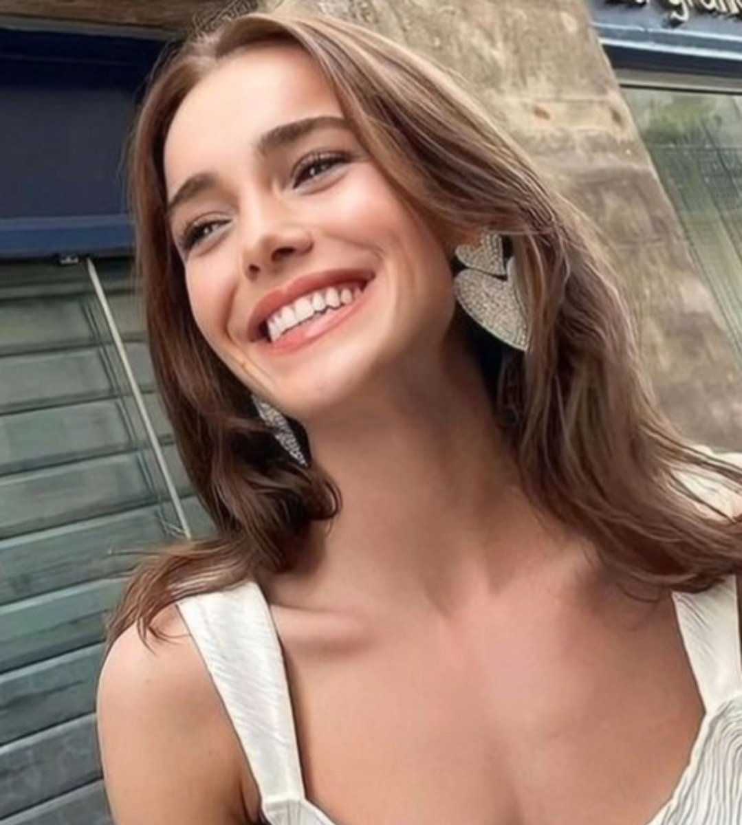 🌼 Una actriz maravillosa con un talento único y un corazón tan hermoso como su sonrisa. Su aura ilumina todo a su alrededor y pronto celebraremos su cumpleaños. Compartamos fotos para demostrarle cuánto la admiramos. 💛 #HafsanurSancaktutan