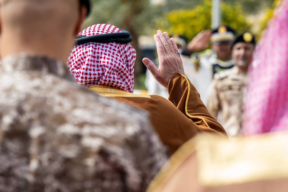 EmarahAlQassim's tweet photo. صور|
سمو #أمير_منطقة_القصيم يرفع سارية العلم في ميدان التوحيد احتفاءً بـ #يوم_العلم. https://t.co/d1CnmaXG1s