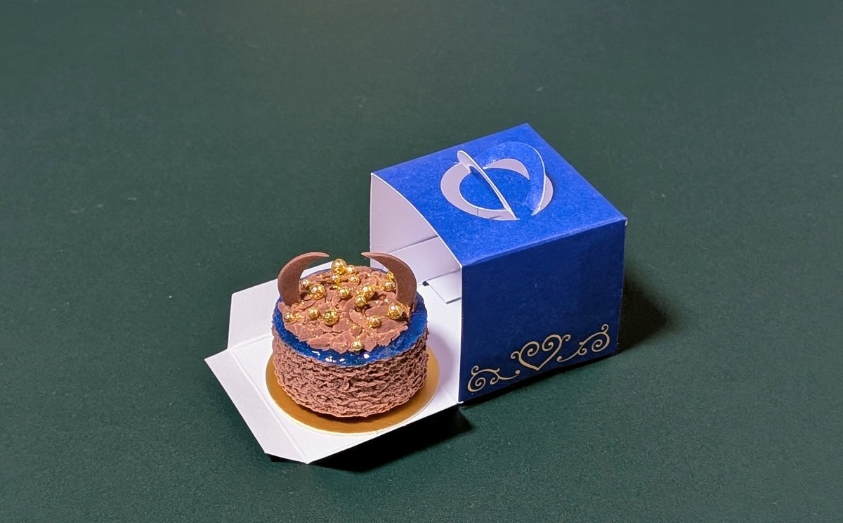 chibinendo's tweet photo. 野獣のケーキ完成✨️
ケーキの側面、質感をつけすぎました😵
写真では分かりにくいけど付属のアラザンの他にダイソーで買ったUVレジン用の封入パーツをパラパラっとふりかけてます🤗

#ディズニーミニチュアフード https://t.co/NEUSaAEN7M