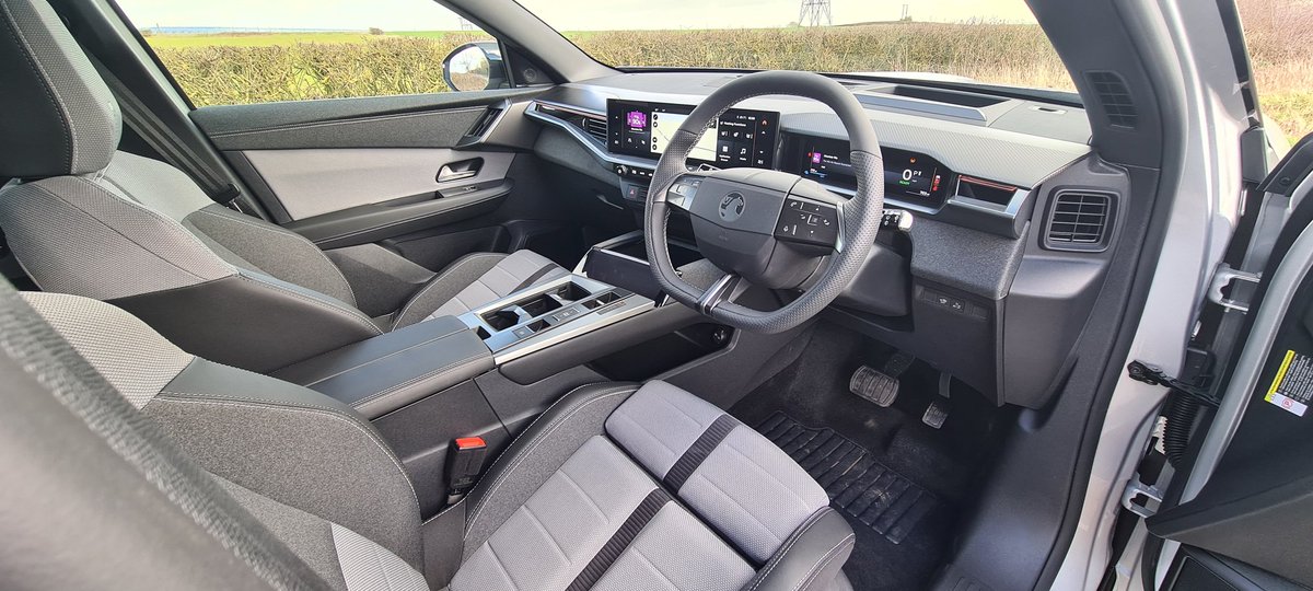 MttRbnsn's tweet image. One @VauxhallPR #SUV replaces another, and I'm back in an #EV for a week.

This is the 325hp dual-motor #AWD #Grandland #Electric, from £37,595 as tested. Claimed range of up to 304 miles, 0-62mph in 6.1 seconds.