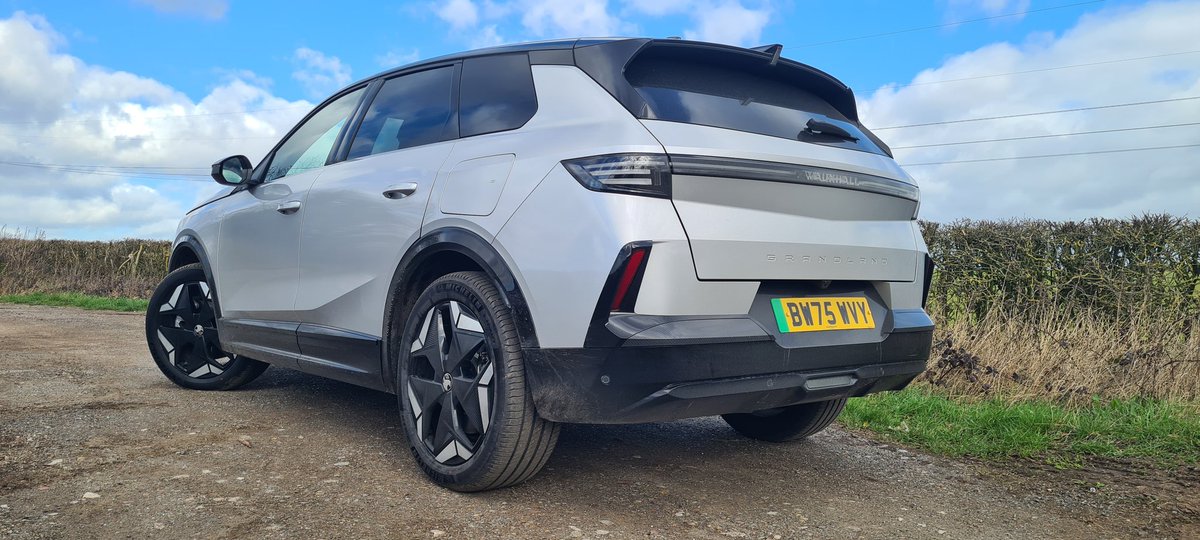 MttRbnsn's tweet image. One @VauxhallPR #SUV replaces another, and I'm back in an #EV for a week.

This is the 325hp dual-motor #AWD #Grandland #Electric, from £37,595 as tested. Claimed range of up to 304 miles, 0-62mph in 6.1 seconds.