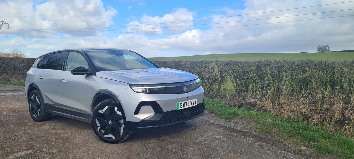 MttRbnsn's tweet image. One @VauxhallPR #SUV replaces another, and I'm back in an #EV for a week.

This is the 325hp dual-motor #AWD #Grandland #Electric, from £37,595 as tested. Claimed range of up to 304 miles, 0-62mph in 6.1 seconds.
