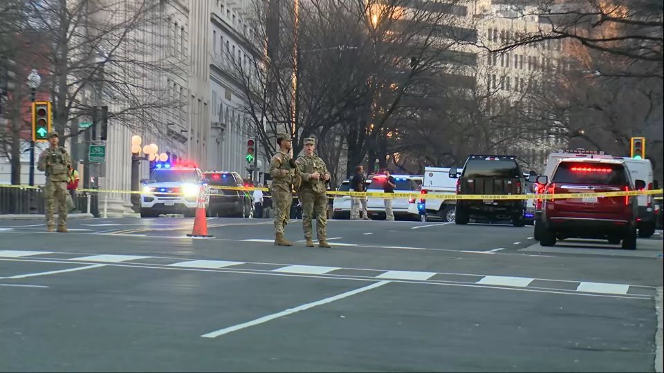 🚨 BREAKING: A van just RAMMED into a White House barricade and the driver has been apprehended by US Secret Service

No injuries reported, per Fox. Several streets now blocked off

WHY would a driver be doing this? We need to find out if there is a motive.