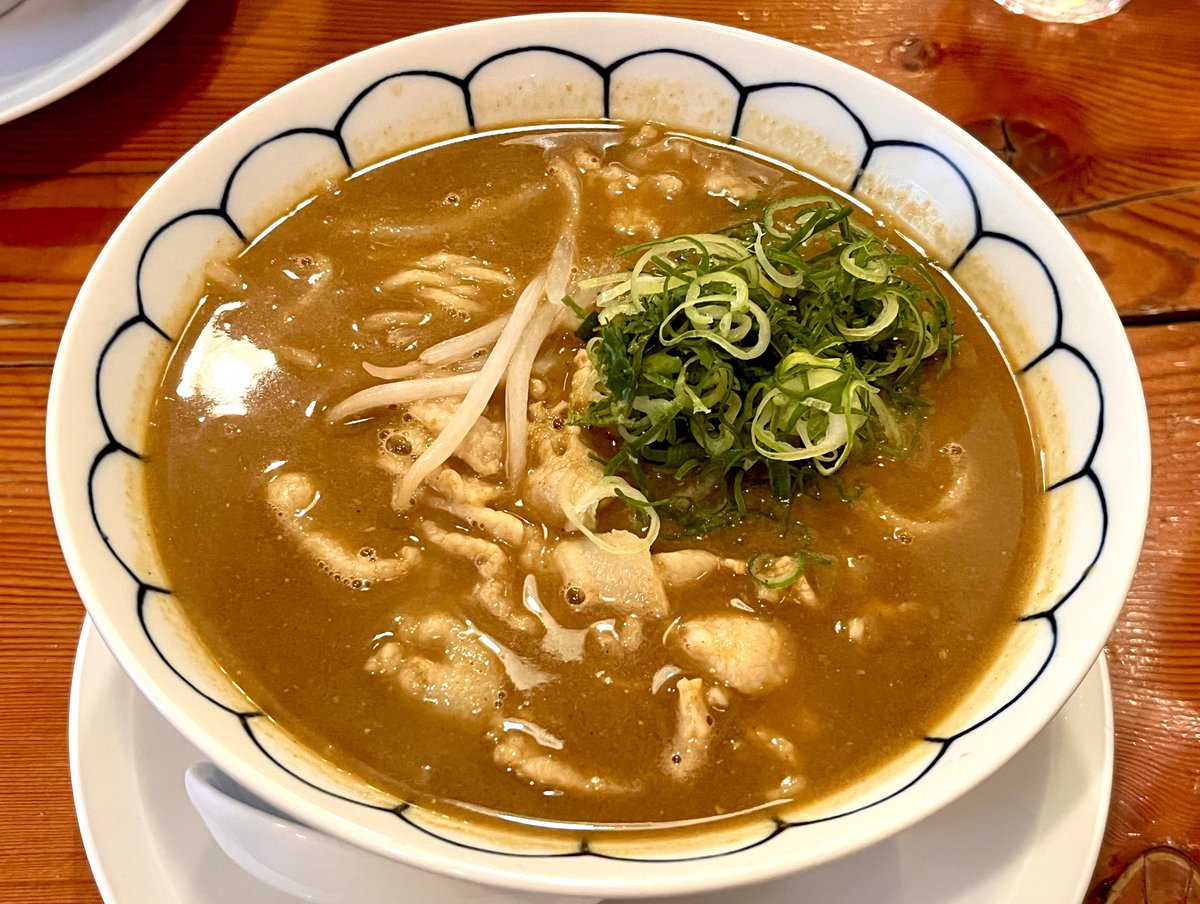 本日のランチ🍜
南森町の"ミスターパピー"さんへ初訪問。
カレーラーメンの人気店！
程よく辛くてクセになる美味しい一杯☺️

[南森町駅　ミスターパピー　ポークカレーラーメン(1辛)]
