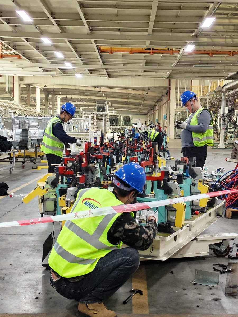 嘉陵江畔春潮涌，
​吉利汽车技改忙。
​
​＃爱生活·爱南充